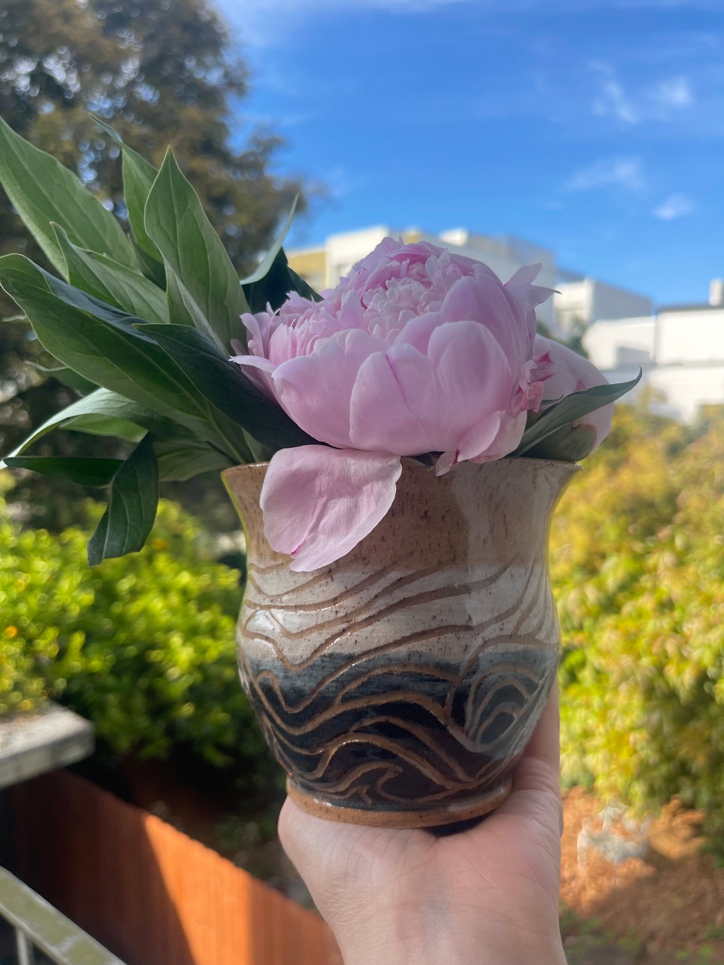 B&W SGRAFFITO VASE