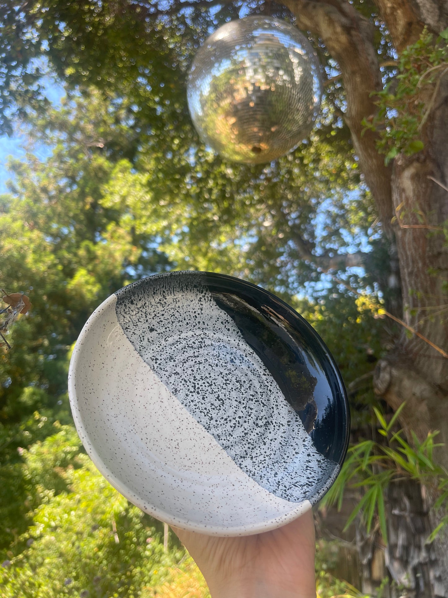 2 PC. B&W PLANTER WITH PLATE